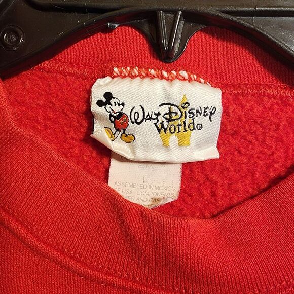 VINTAGE 90's WALT DISNEY WORLD MICKEY MOUSE EMBOSSED RED SWEATSHIRT - SIZE L - Picture 5 of 6